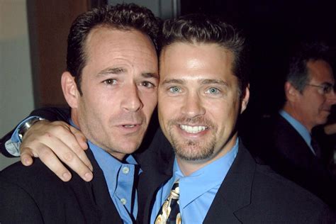 jason priestley posts heart wrenching tribute to beverly hills 90210 costar luke perry luke