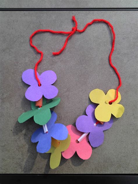 Easy Kids Craft How To Make A Lei Construction Paper Crafts Luau