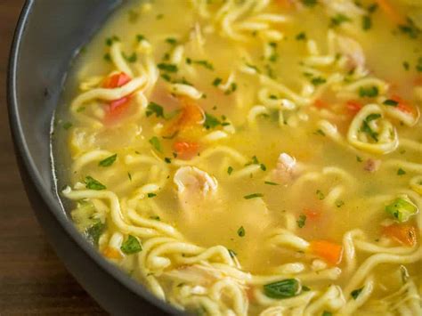 Asiatische Suppe mit Hähnchen Curry und Kokosnussmilch