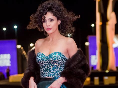 قال عبدالله بن عمرو رضي الله عنهما (الشح أشد من البخل لأن الشحيح هو الذي يشح على ما في يد غيره حتى يأخذه، ويشح بما في يده فيحبسه، والبخيل هو الذي يبخل بما في يده). ندا موسى ممنوعة من الحديث عن «بالحجم العائلى» - عين