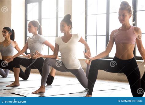 Groep Die Jonge Sportieve Vrouwen Die Yoga Uitoefenen Anjaneyasana