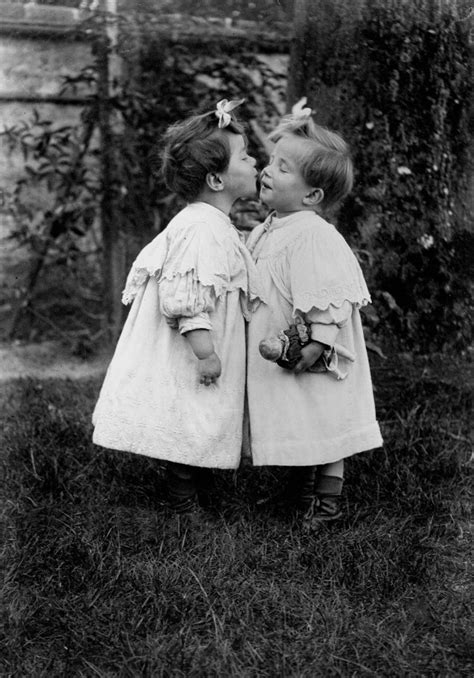 Duets Sisters Twins And Groups Of Two In Art And Vintage Photos Twins France 1906 Vintage