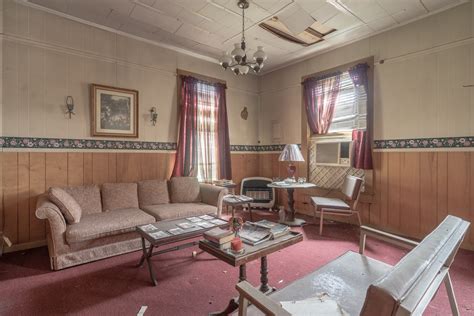 Old Abandoned Funeral Home With Hearse And Embalming Room — Abandoned