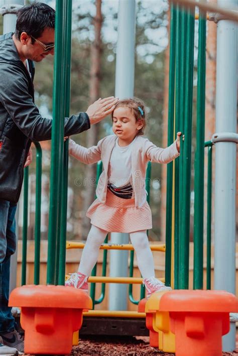 Tiempo Familiar En El Parque El Padre Se Divierte Con Su Hija En El