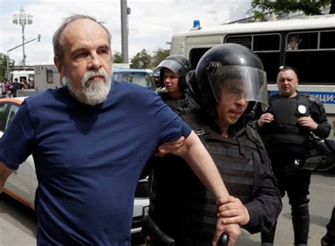 До конца года остаётся 202 дня. Митинг в Москве 12 июня 2017: на Тверской распылили газ ...