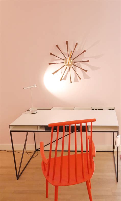 Diese autoschreibtisch ist verkleinert zum original. Schreibtisch Wogg 54 vor rosa Wand- gesehen bei Anliker in ...