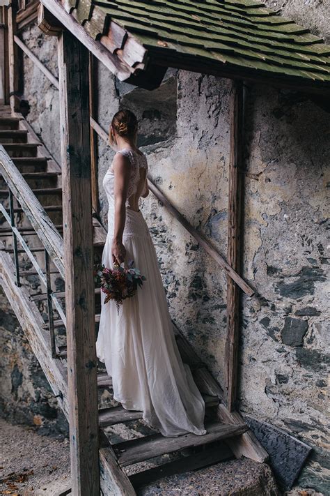 Dieses kleid ist von dekorationen und rosen bereichert. herbsthochzeit-tirol-styleshoot-hochzeitskleid-hunde ...