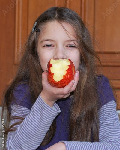 Petite Fille Qui Mange Une Pomme Photo Stock Adobe Stock