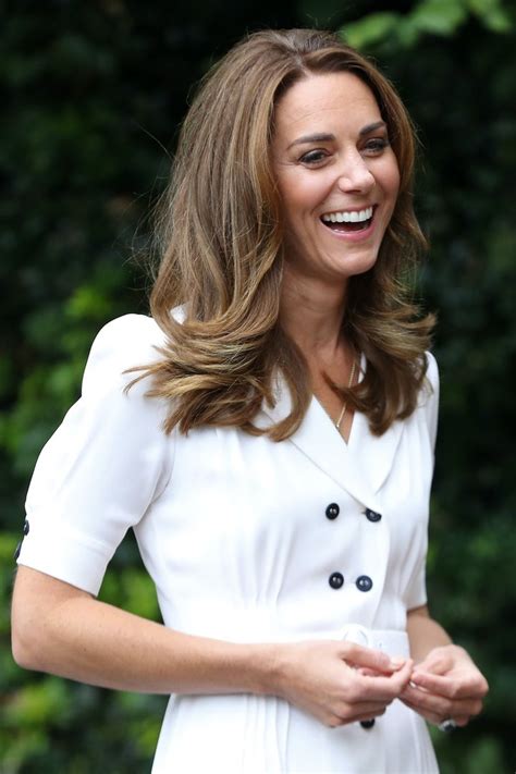 Kate Middleton Nas Je Pravkar Očarala V čudoviti Beli Obleki Novice