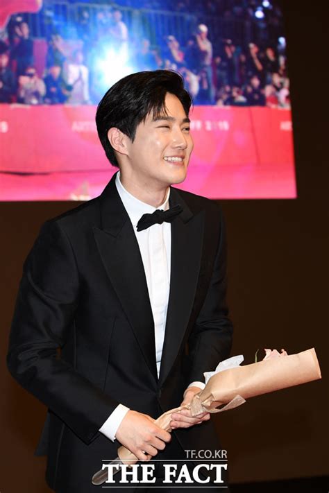 괴롭힘을 견디기 힘들었던 미나는 스스로 왕따. TF포토 엑소 수호, '후광이 번쩍~'