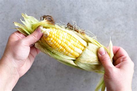 Peeling Microwave Corn On The Cob Corn In The Microwave Corn Cob
