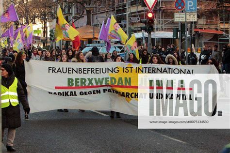 Demonstration Von Kurdischen Frauen Und Feministinnen Für Gleichberechtigung Und Gegen Sexismus Im