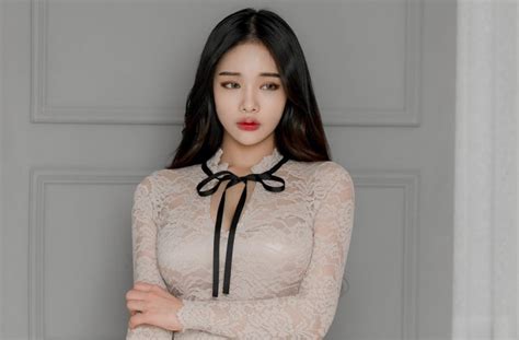 7 Potret Ji Seong Model Seksi Korea Yang Lagi Viral