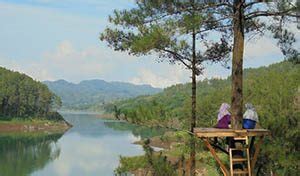 Tempat wisata di tulungagung mempunyai banyak destinasi alam yang sangat indah. 8 Tempat Wisata Danau di Jawa Timur yang Terkenal - TempatWisataUnik.com