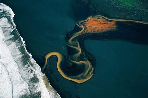 He is especially well known for his book earth from above (1999) and his films home (2009) and human (2015). Markarfljot, Islande - Yann Arthus-Bertrand Photographie