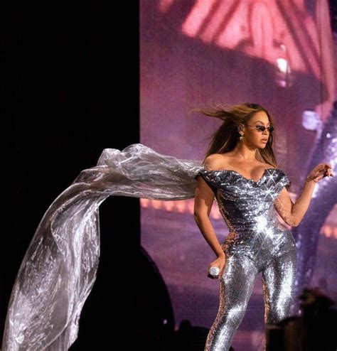 This Silver Outfit Is Everything Queen Bee Beyonce Beyonce Beyonce