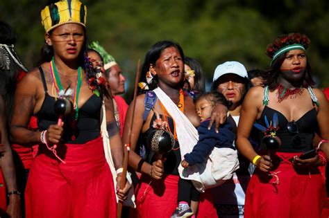 Em 1ª Marcha Mulheres Indígenas Ocupam As Ruas De Brasília Em Protesto Gazeta Do Cerrado