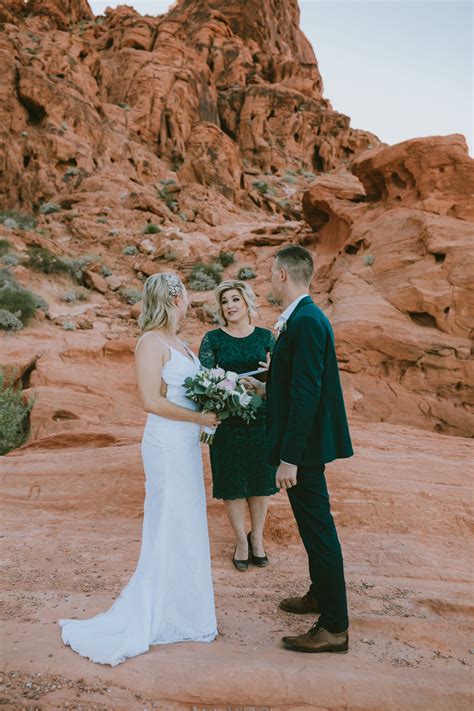Best vacation rentals for bachelorette parties and large groups modern spanish villa. Elopements Las Vegas l Valley of Fire Cabins