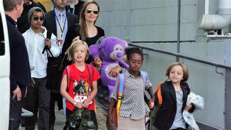 All of angelina jolie's kids with brad pitt have been photographed recently with her on the red angelina jolie's kids: Angelina Jolie lässt ihre Kinder Känguruh-Fleisch und ...