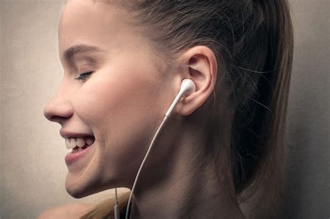 Premium Photo Listening To Music In Earphones