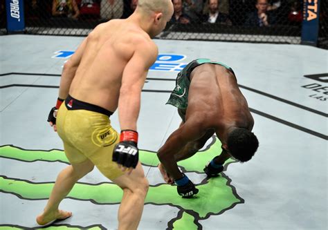 Ufc Fighter Knocked Out Cold After Taking Knee To The Face