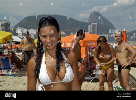 girl bikini copacabana banque de photographies et d images à haute résolution alamy fille en