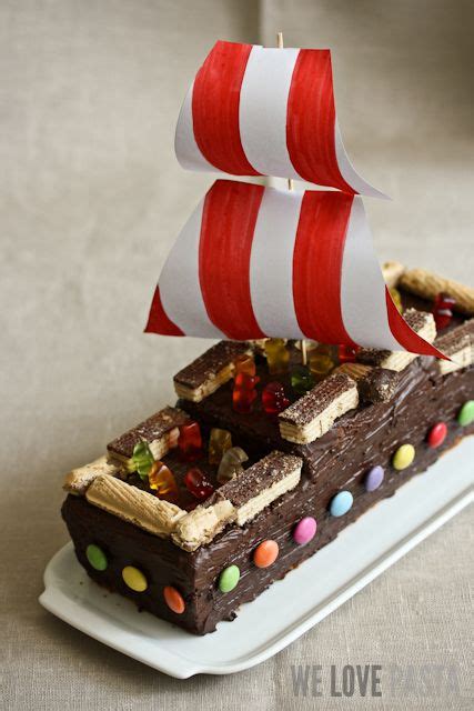 Tutorial anleitung schiff boot schwarzwälder kirsch torte kuchen sahne Leinen los: Piratenschiff-Kuchen für kleine und große ...