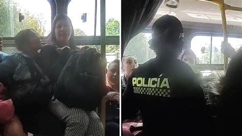 un mujer no se quiso quedar parada en el colectivo y se sentó arriba de una joven infobae