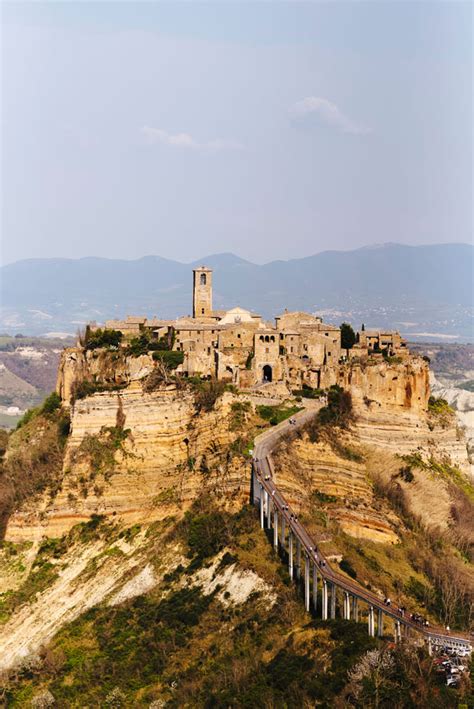 Repubblica italiana reˈpubːlika itaˈljaːna), is a country consisting of a continental part, delimited by the alps. La residencia de artistas de Airbnb Italia en una aldea ...