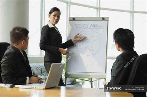 Businesswoman Giving Presentation — Standing Chinese Stock Photo