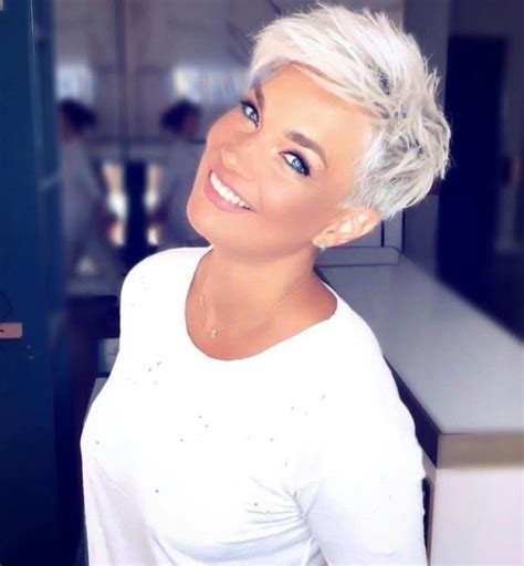 28 Most Flattering Bob Haircuts For Round Faces In 2019 Blonde Pixie