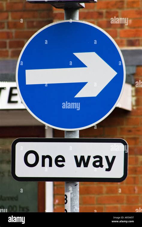 One Way Traffic Sign Pointing Right Stock Photo Alamy