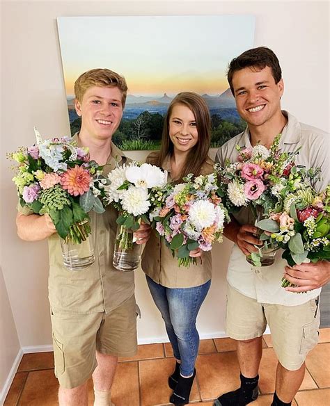 Bindi irwin certainly got the memo that breakfast is a meal that can fuel the body, but whereas some of us prefer a latte and an omelet, irwin goes for something a little different. Bindi Irwin wirbt die Hilfe von Ihrem Verlobten Chandler ...
