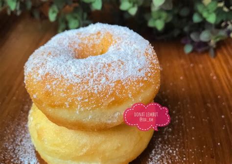 Terbuat dari adonan yang terdiri dari tepung terigu, gula, mentega, dan telur kemudian dicampur rata, di uleni, lalu dibentuk bulat dengan ciri khas lubang di. Resep Donat Super Lembut Resep ala Nikmatul Rosidah oleh ...