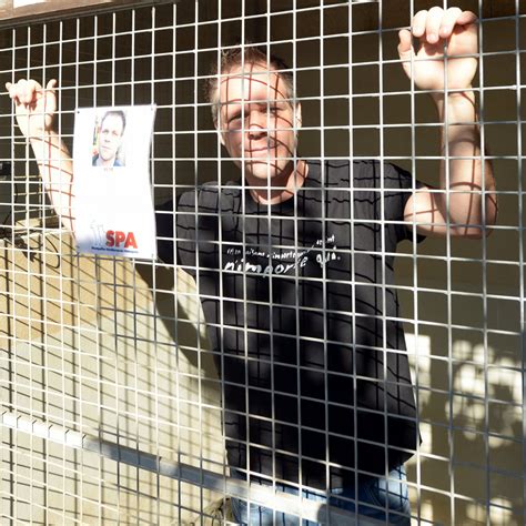 Rémi Gaillard Enfermé Dans Une Cage De La Spa Il Craque Marie Claire