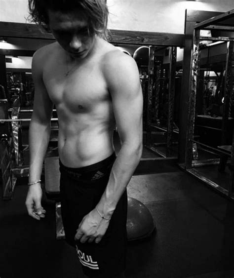 Brooklyn Beckham Shares A Topless Selfie In The Gym Brooklyn Beckham
