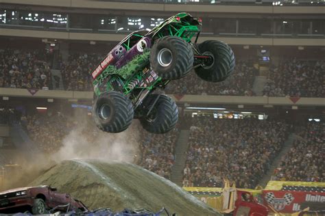 Grave Digger Air Time Coches Incre Bles Camionetas A Train
