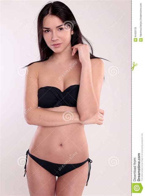 La Bella Donna Con L Ente Perfetto Con Capelli Diritti Scuri Porta Il Bikini Nero Immagine