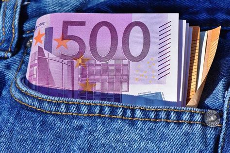 Sie erhalten mit dem kauf dieses artikels einen gutschein über den angegebenen wert. 500 Euro Scheine Gültigkeit : Bargeld 200 Euro Scheine ...