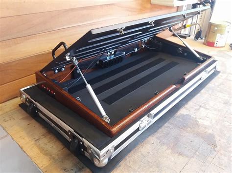 A pedalboard can be a simple board that you velcro your pedals to or something much more how to make a simple pedalboard. http://wcaseonline.com.br/ #pedalboard#case#guitar#hardcase#suitcase#flightcase#bass#wcase# ...