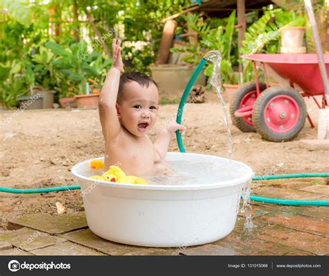 Lista 92 Imagen De Fondo Bebes Bañandose En La Bañera Alta Definición