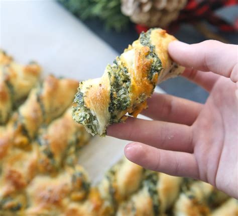 Quick and easy artichoke spinach pinwheels christmas tree. Christmas tree spinach dip breadsticks - It's Always Autumn