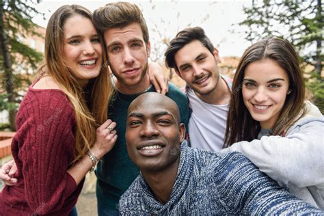 Groupe Multiracial Damis Prenant Selfie Photo Premium