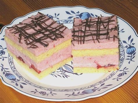 Bei so einem luftigen kuchen darf es auch ein klecks schlagsahne sein. Erdbeer Biskuit Schnitten | Erdbeerkuchen rezept, Kuchen ...