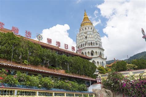 Also known as the temple of supreme bliss, kek lok si is said to be the largest buddhist temple in southeast asia, and arguably one of the most famous in penang. Pagode Van Buddhas, Kek Lok Si Penang Stock Foto ...