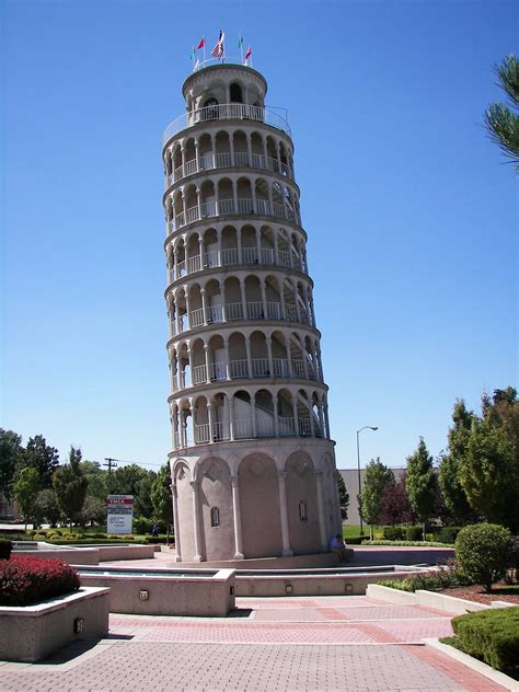 Niles Il The Leaning Tower Of Niles At 6300 W Touhy Aven Flickr