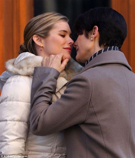 Carrie Anne Moss Shares Lesbian Kiss For Netflixs Aka Jessica Jones