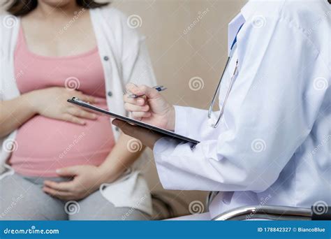 Pregnant Woman And Gynecologist Doctor At Hospital Stock Image Image Of Pregnancy Medicine