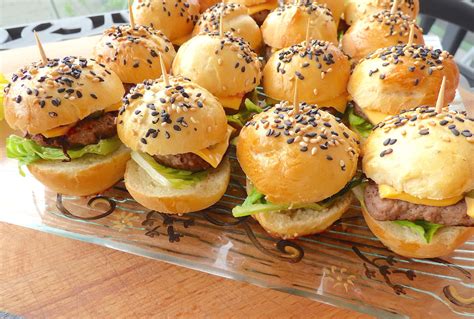 Qui dit burger, dit petits buns moelleux et croustillants. Mini-Burgers Tout Maison - La Cuisine de Micheline