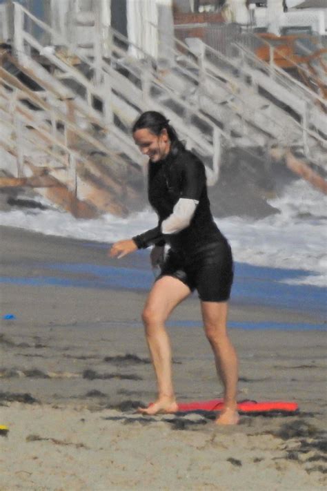 Jennifer Garner Slips Into A Wet Suit For A Swim In Malibu 03 Gotceleb